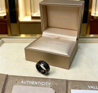 Bvlgari B.zero1 Black Ceramic Spiral Ring – Elegant Luxury Jewelry